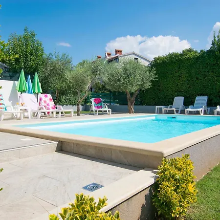 Villa Family House With Swimming Pool And Secluded Garden - By Traveler Tourist Agency - Id 2687