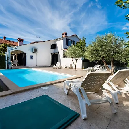 Family House With Swimming Pool And Secluded Garden - By Traveler Tourist Agency - Id 2687 Villa Poreč