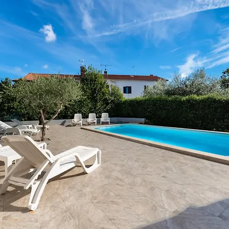 Family House With Swimming Pool And Secluded Garden - By Traveler Tourist Agency - Id 2687 * Poreč